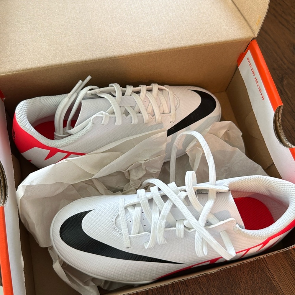 NIKE KIDS AIR ZOOM MERCURIAL VAPOR XV CLUB FG/MG SOCCER CLEATS